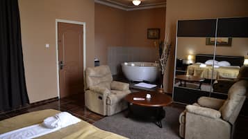 Suite Junior, 1 letto king | Area soggiorno | TV