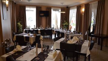 Aamiainen, lounas ja illallinen; kansainvälinen keittiö