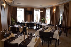 Breakfast, lunch, dinner served; international cuisine - Sheva Hotel (Paramaribo)