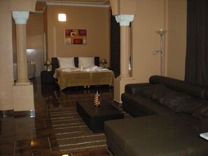 Chambre luxueuse, 1 grand lit | Literie de qualité, coffre-fort pour ordinateur portable, bureau