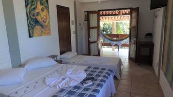 Quarto triplo standard | Frigobar, ferros/tábuas de passar roupa, Wi-Fi de cortesia