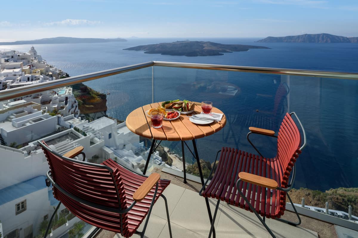 Superior Suite, Jetted Tub, Sea View | Premium bedding, minibar, in-room safe, blackout curtains