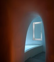 Un dormitorio en el ático con un tragaluz, una ventana y vistas al cielo.