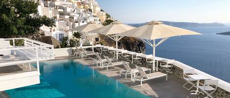 Außenpool (je nach Saison geöffnet), Sonnenschirme, Liegestühle