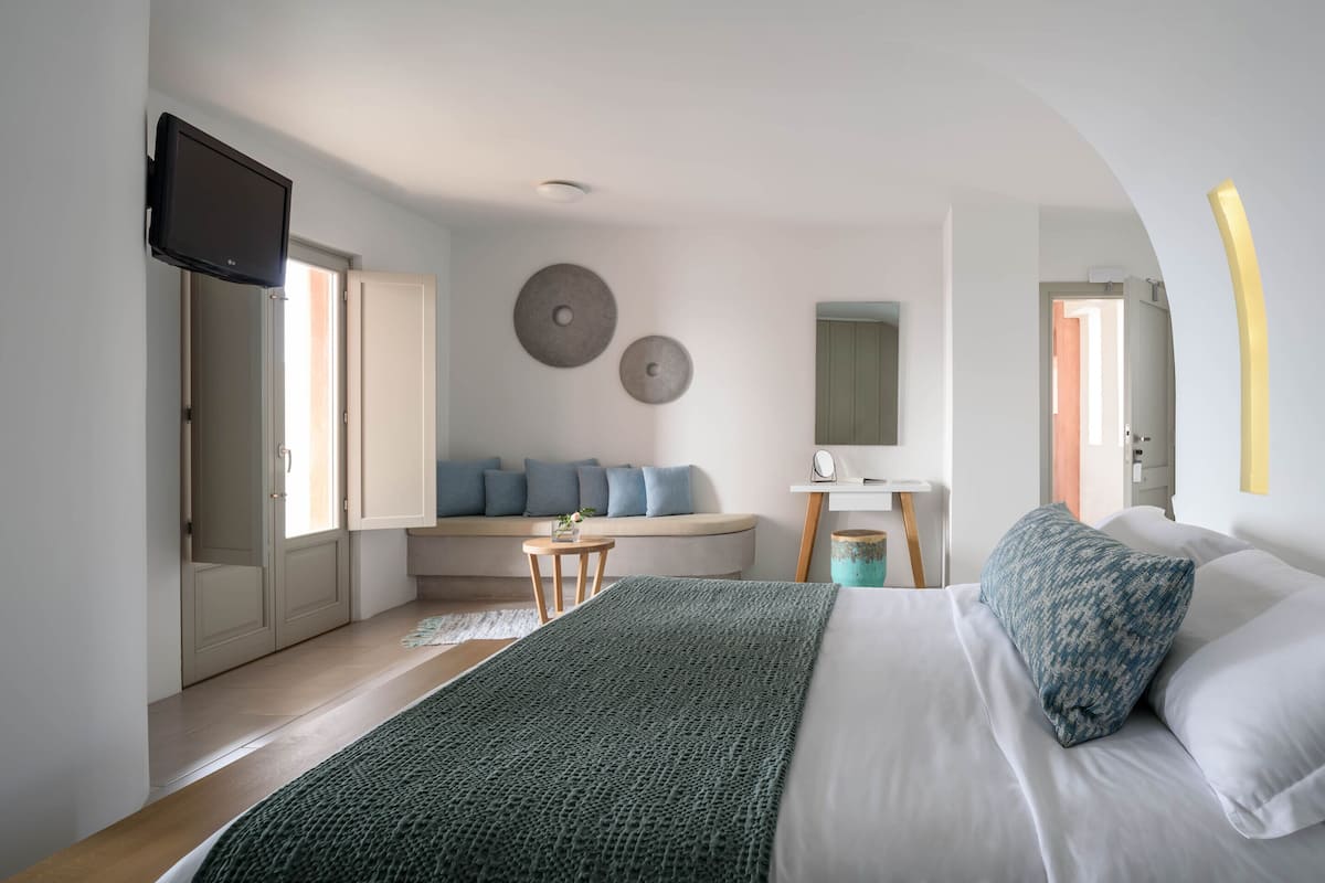Suite, Jetted Tub, Sea View (Petit) | Premium bedding, minibar, in-room safe, blackout curtains