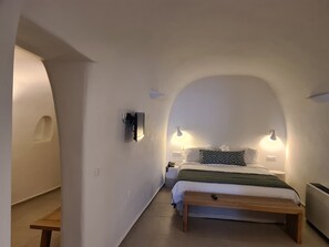 King Suite with Seaview and outdoor Hottub Caldera View | Literie de qualité supérieure, minibar, coffres-forts dans les chambres