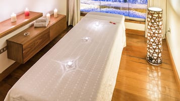 Een sauna, een bubbelbad, warm/mineraalwaterbronnen