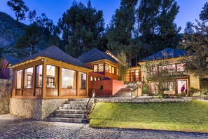 Fachada da propriedade à noite