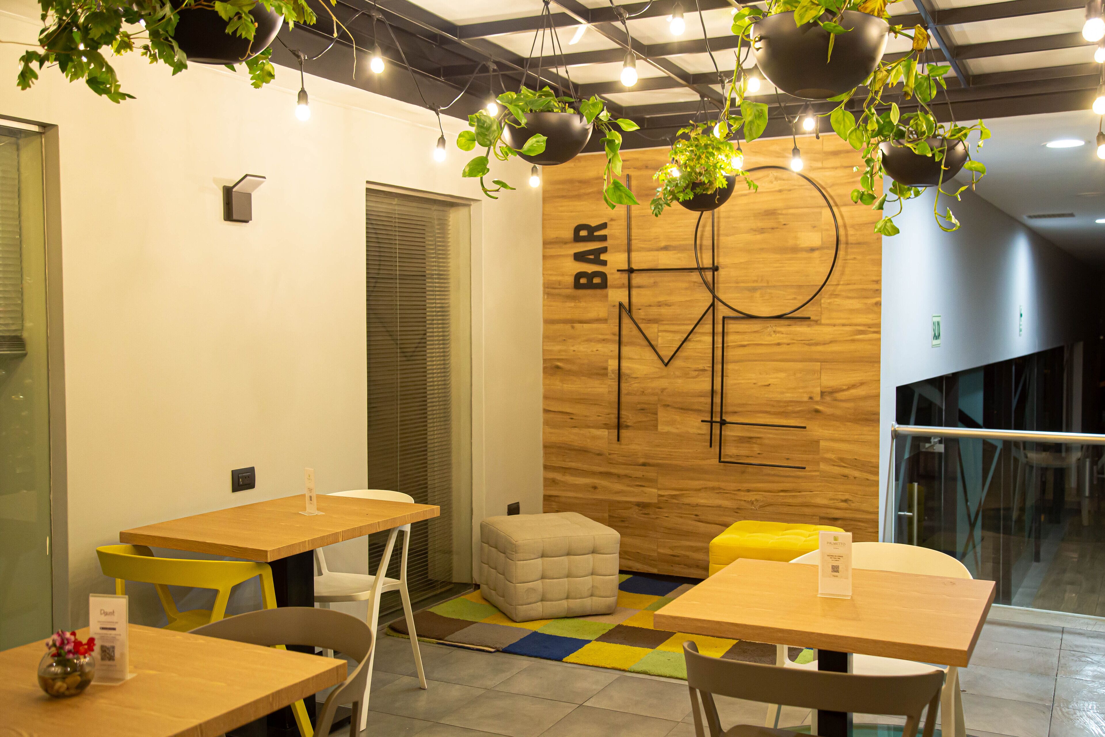 breakfast and lunch served, international cuisine