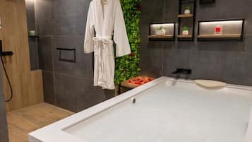 Deluxe Room, 1 King Bed (Deluxe Suite with Spa Bath) | Private spa tub