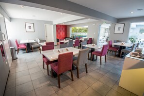 Serveert ontbijt en lunch, internationale gerechten