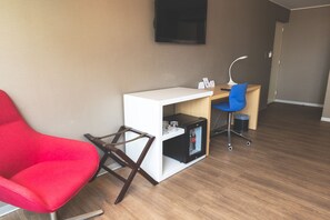 Habitación triple | Ropa de cama de alta calidad, minibar, caja fuerte y escritorio