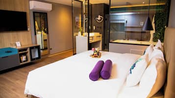 Camera Deluxe, 1 letto king (Deluxe Suite with Spa Bath) | Biancheria da letto di alta qualità, minibar, una cassaforte in camera
