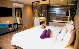 Habitación Deluxe, 1 cama de matrimonio grande (Deluxe Suite with Spa Bath) | Ropa de cama de alta calidad, minibar, caja fuerte y escritorio