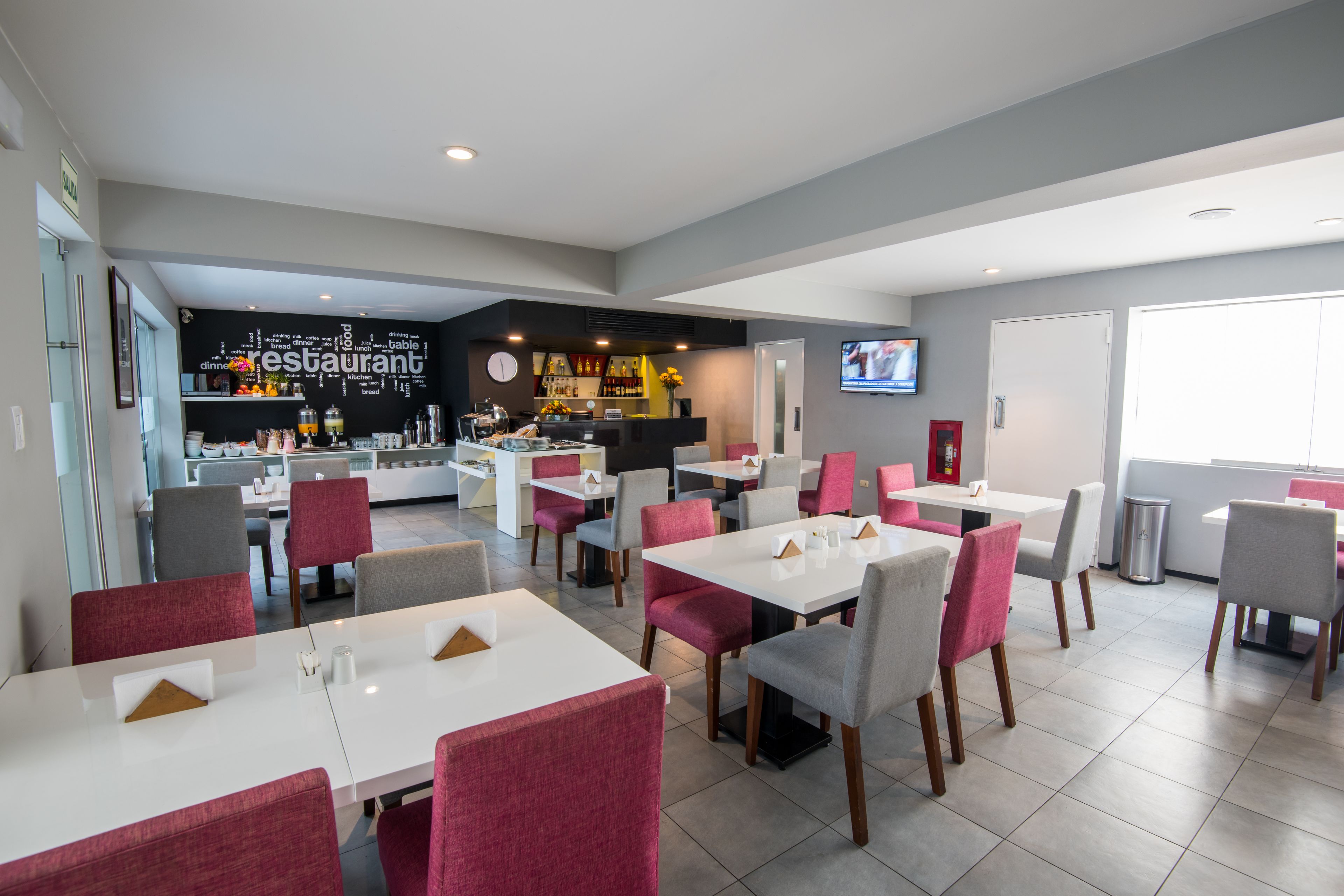 breakfast and lunch served, international cuisine