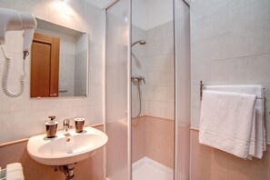 Douche, sèche-cheveux, bidet, serviettes fournies