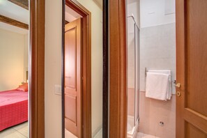 Shower, hair dryer, bidet, towels - Hotel Mosaic (Rome)