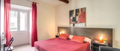 Kahden hengen huone, oma kylpyhuone | Italialaiset Frette-lakanat, tallelokero huoneessa, työpöytä