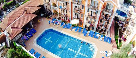 Piscine extérieure, chaises longues