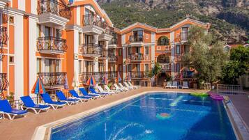 Outdoor pool, pool loungers