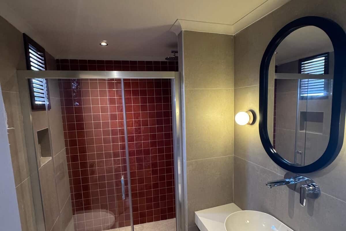 Habitación con 1 cama matrimonial o 2 individuales | Baño | Regadera, secadora de cabello, batas, toallas
