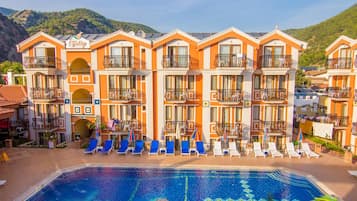 Piscine extérieure, chaises longues