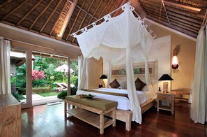 Premium bedding, minibar, in-room safe, individually decorated - The Kanjeng Resort Ubud (Ubud)