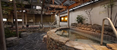 Een sauna, een bubbelbad, een stoombad, lichaamsbehandelingen