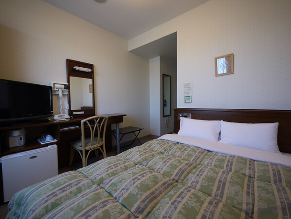 Escritorio, internet por cable gratis y ropa de cama