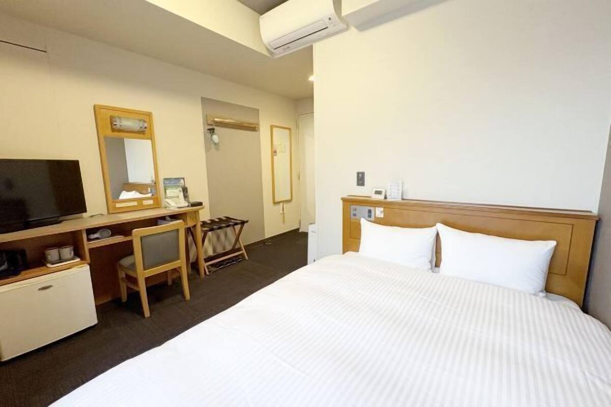 1 bedroom, in-room safe, desk, WiFi (free)