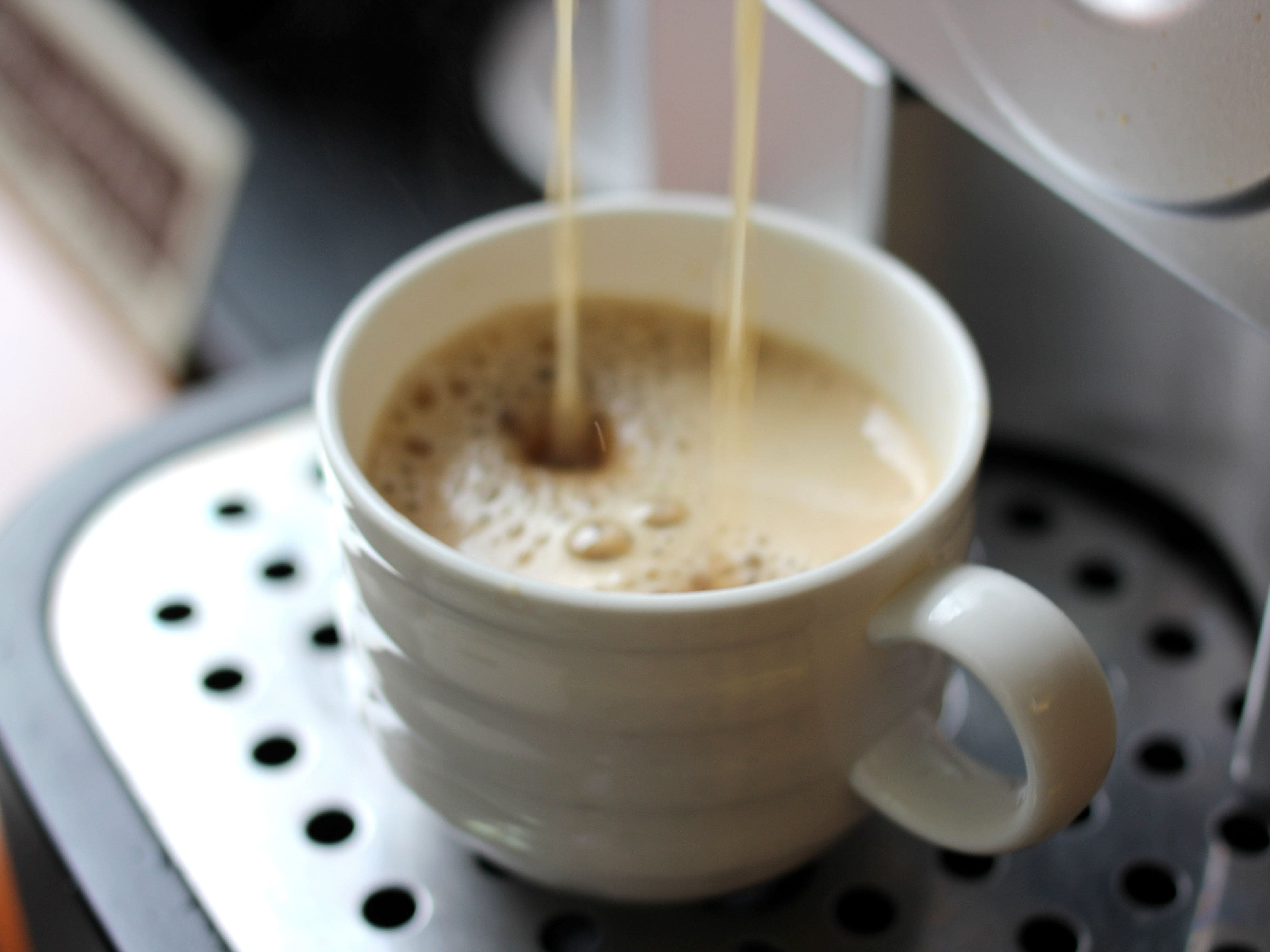 Een koffiekop op een lekbak.
