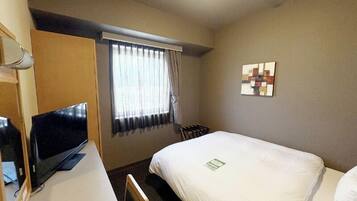 Ein Hotelzimmer mit zwei Betten, einem Schreibtisch, einem Flachbildfernseher, einem Fenster mit Vorhängen und einem an der Wand befestigten abstrakten Kunstwerk.