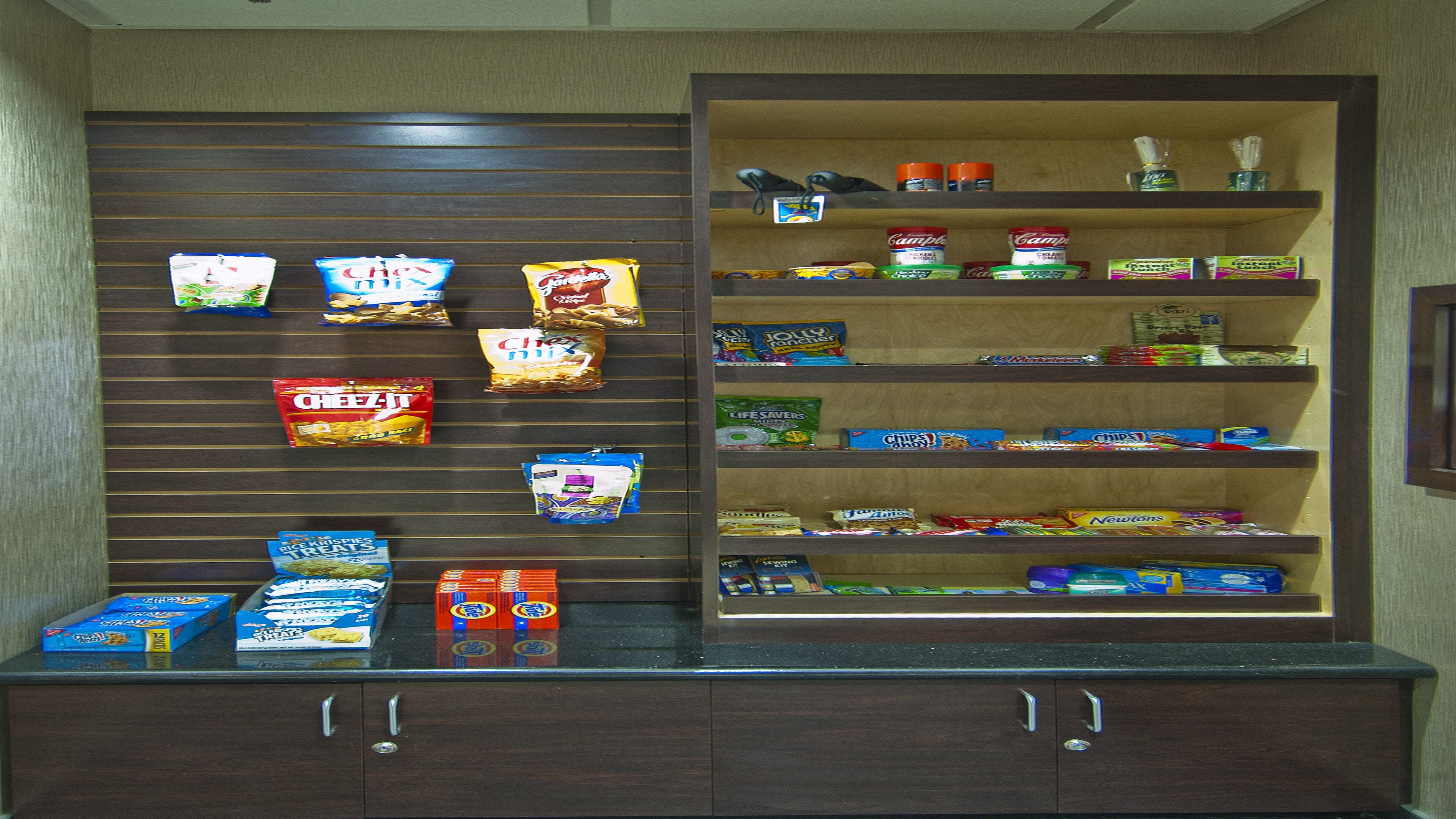 Una exhibición de aperitivos con diversos alimentos envasados y condimentos.