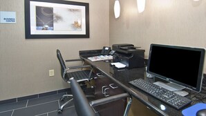 Centro de negocios con escritorio, ordenador, impresora y sillas.