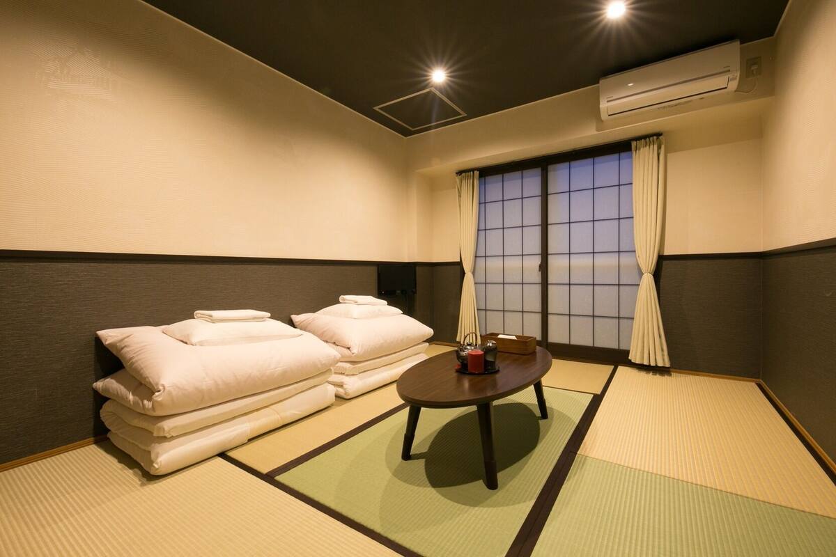 羽毛の掛け布団、デスク、遮光カーテン、防音設備