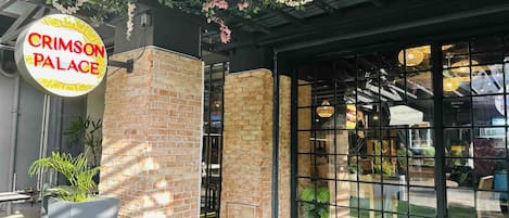 2 restaurants, breakfast served