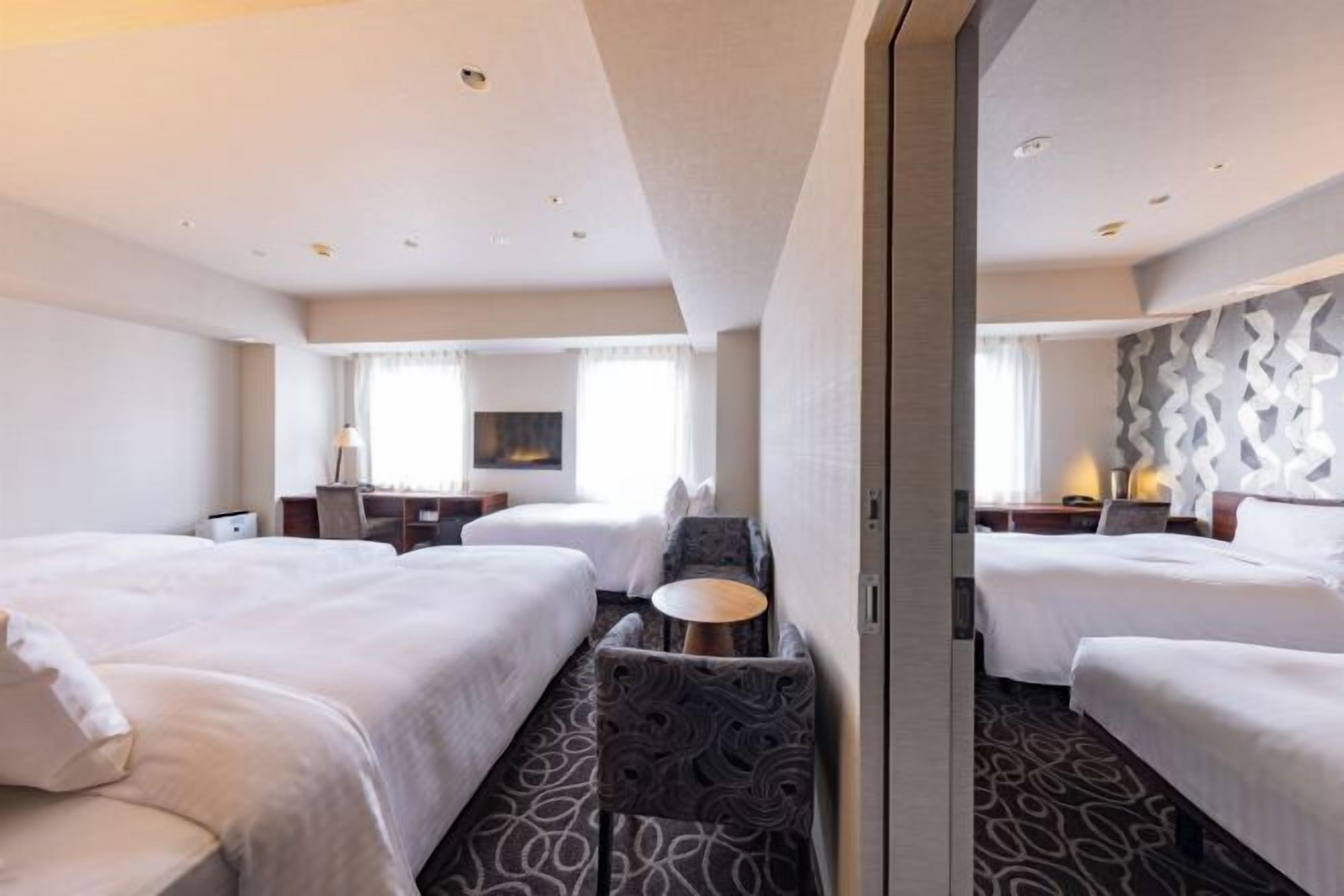 Cubrecamas, escritorio, wifi gratis y ropa de cama 