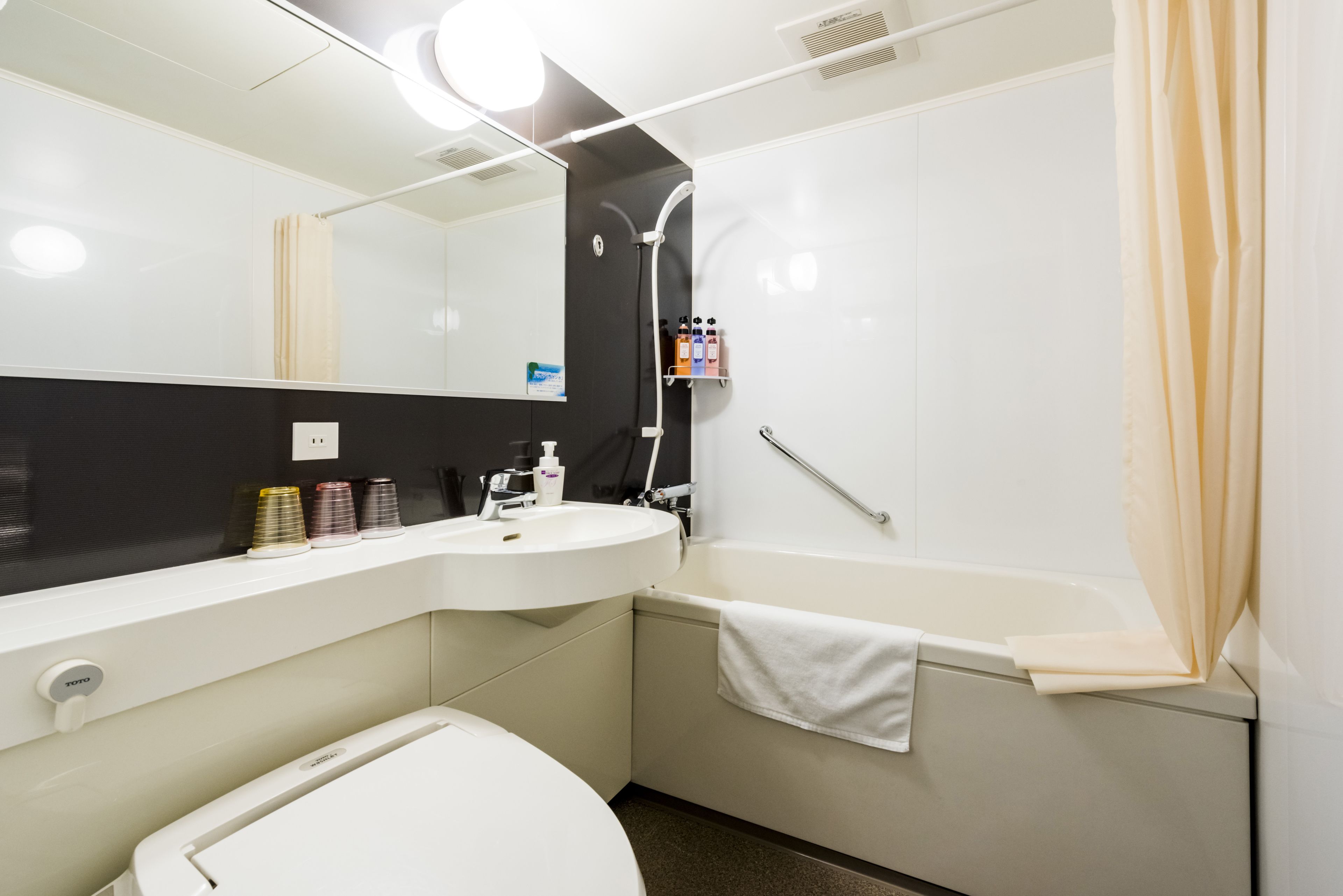 combined shower/bathtub, free toiletries, hair dryer, slippers