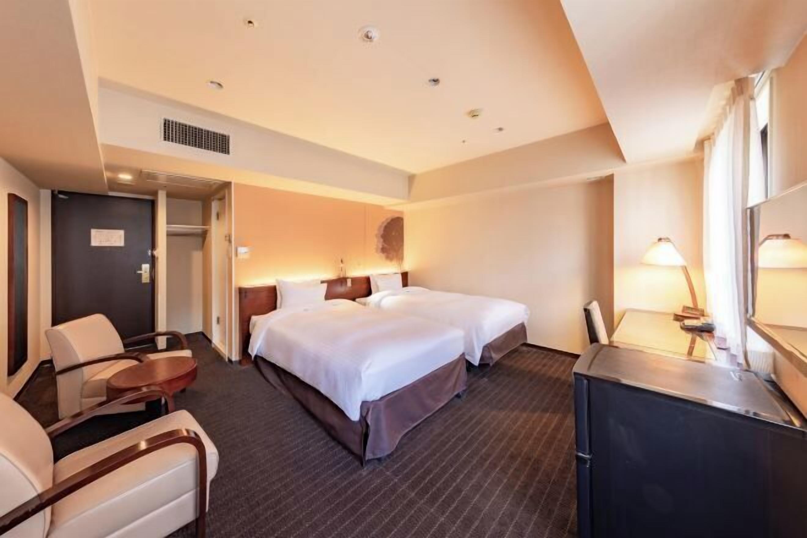 Cubrecamas, escritorio, wifi gratis y ropa de cama 