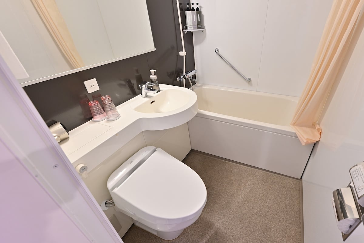 Ducha y bañera combinadas y artículos de higiene personal gratuitos