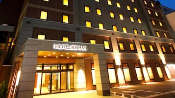 Fachada da propriedade à noite