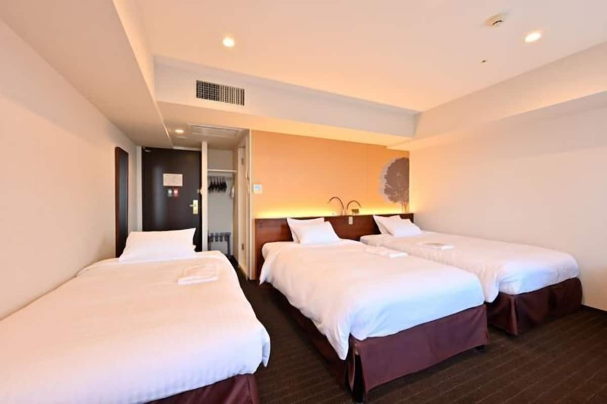 Down duvets, desk, free WiFi, bed sheets