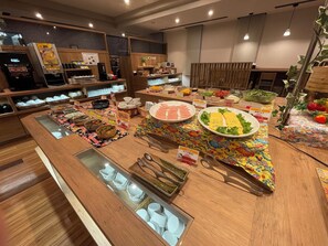Un buffet proposant une variété de plats et d’ustensiles.