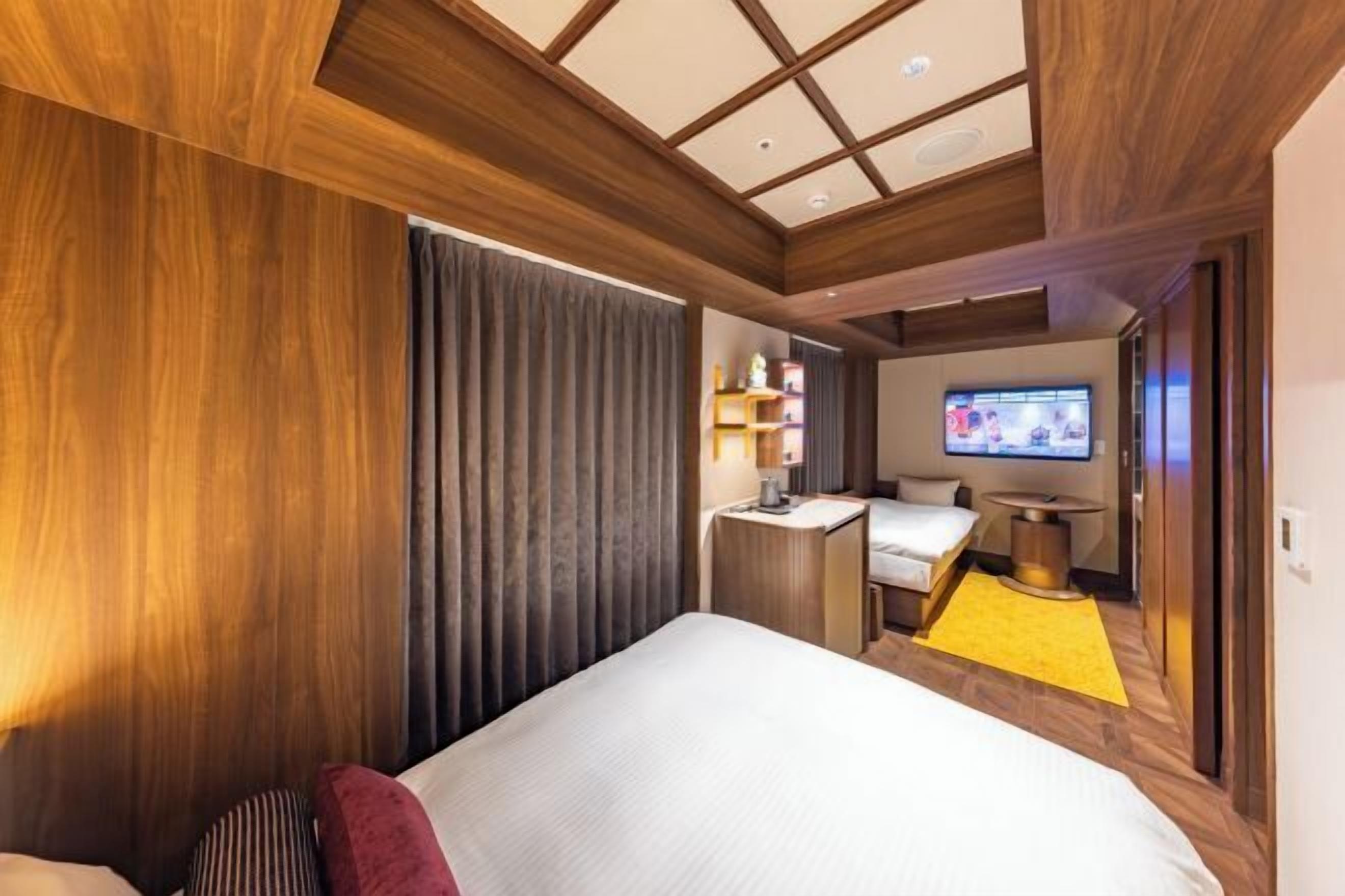 Rideaux occultants, chambres insonorisées, fer et planche à repasser