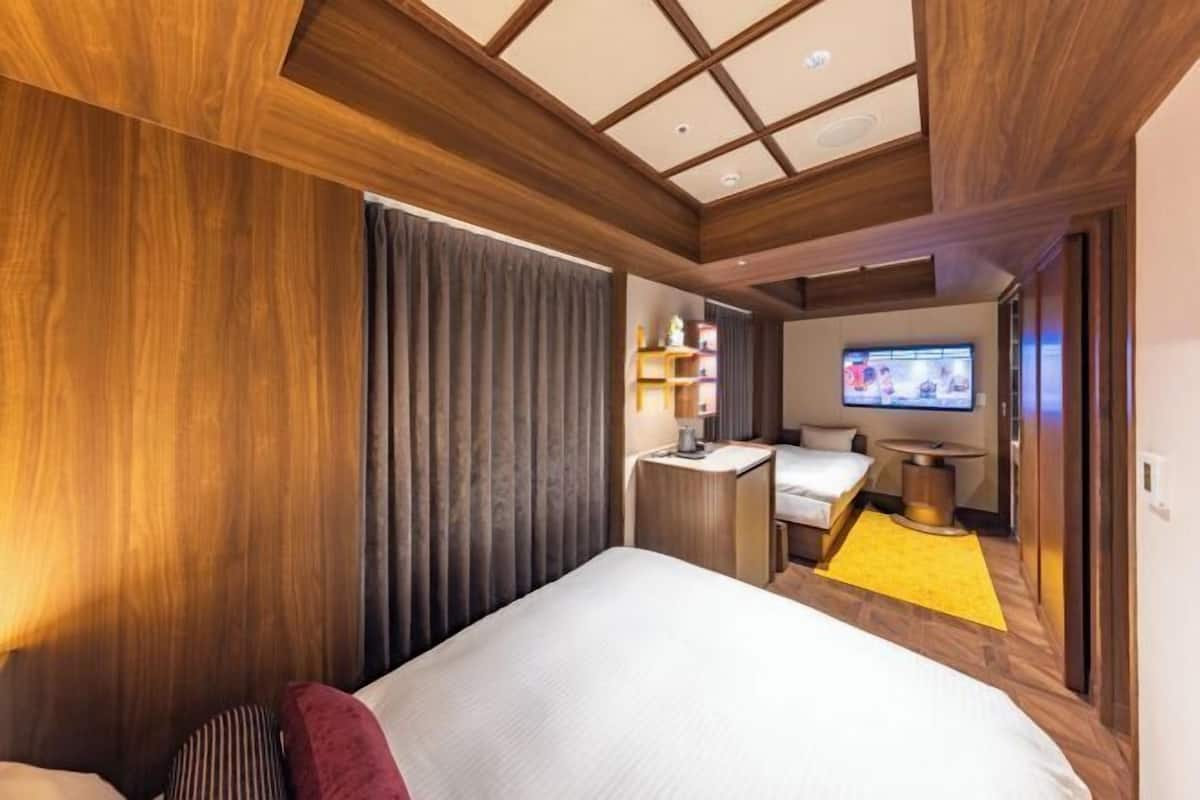 Verdunkelungsvorhänge, schallisolierte Zimmer, Bügeleisen/Bügelbrett