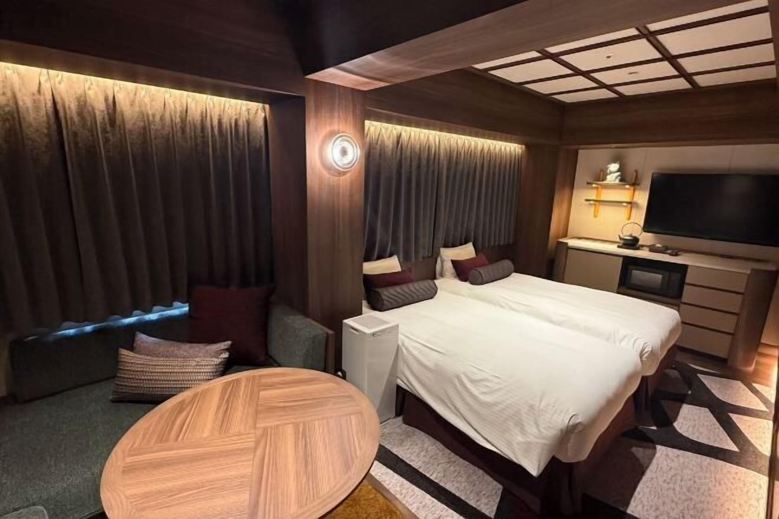 Verdunkelungsvorhänge, schallisolierte Zimmer, Bügeleisen/Bügelbrett