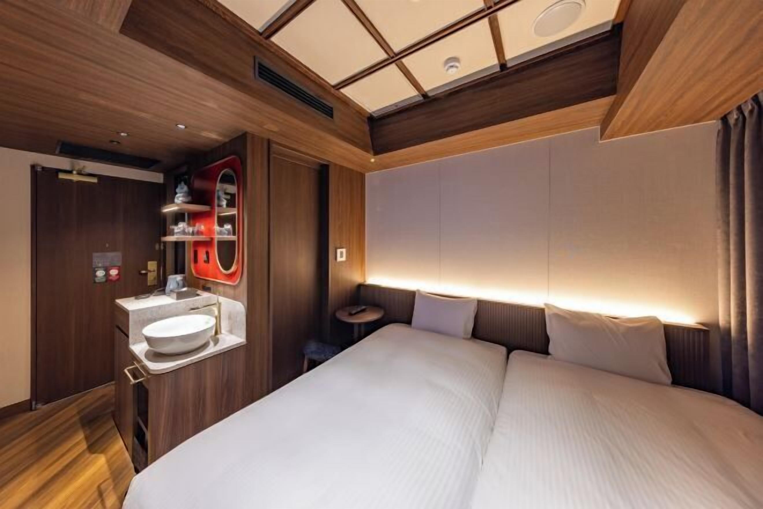 Rideaux occultants, chambres insonorisées, fer et planche à repasser