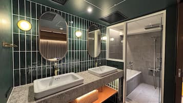 Kamar Triple Superior, Bebas Asap Rokok | Kamar mandi | Perlengkapan mandi gratis, pengering rambut, sandal, dan kloset