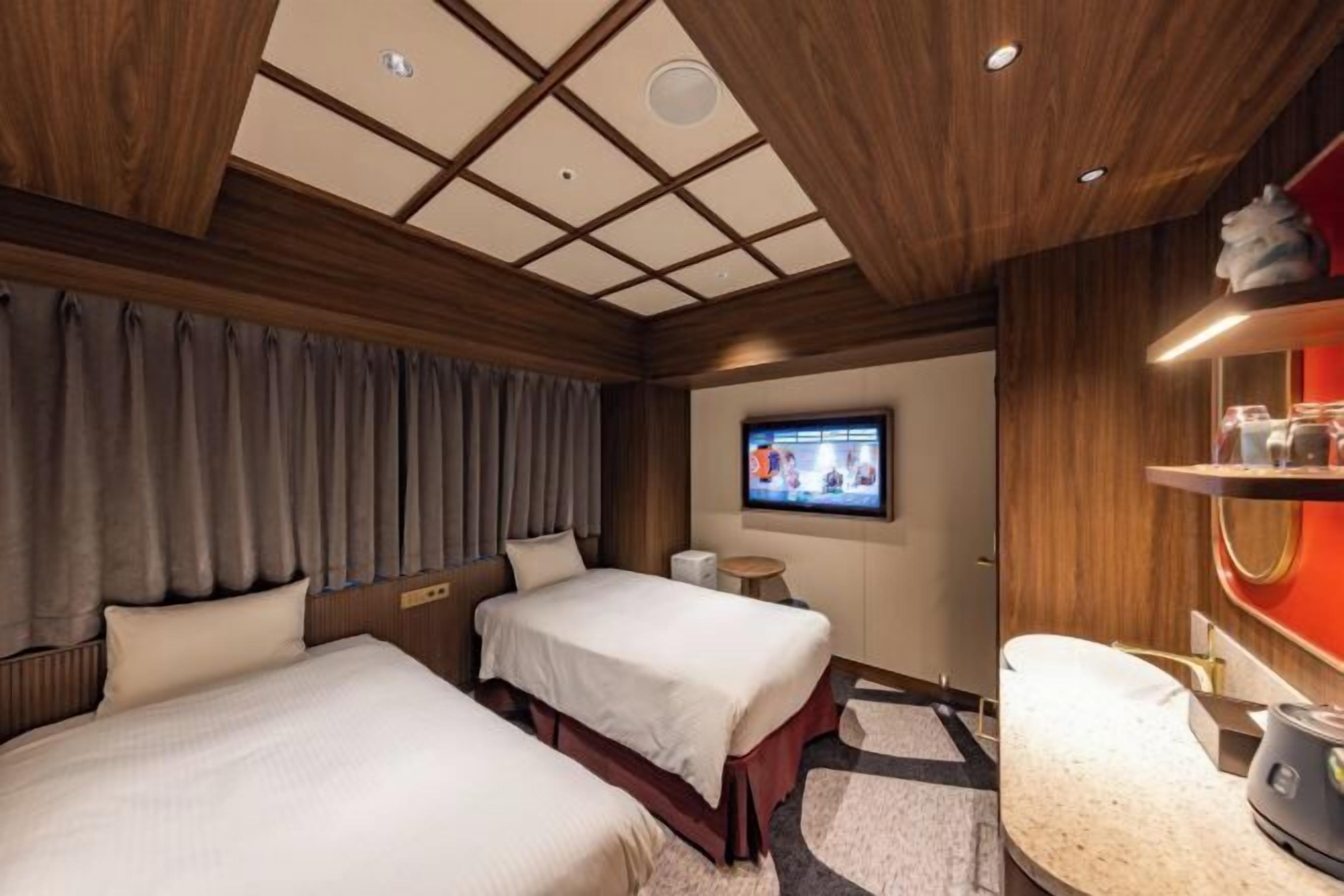 Rideaux occultants, chambres insonorisées, fer et planche à repasser