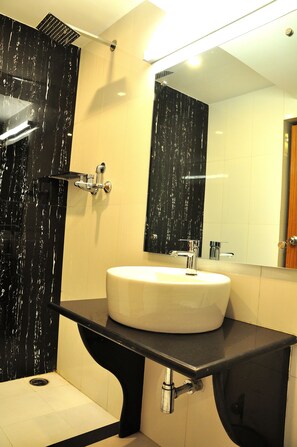 Deep soaking tub, slippers, towels - Tibet Guest House (Kathmandu)